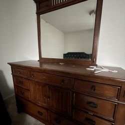 Dresser With Mirror 