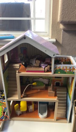 Doll house including puppets