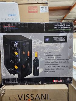 Koolatron
8 Bottle Wine Cooler, Black, 1 cu. ft. Freestanding Thermoelectric Wine Fridge
