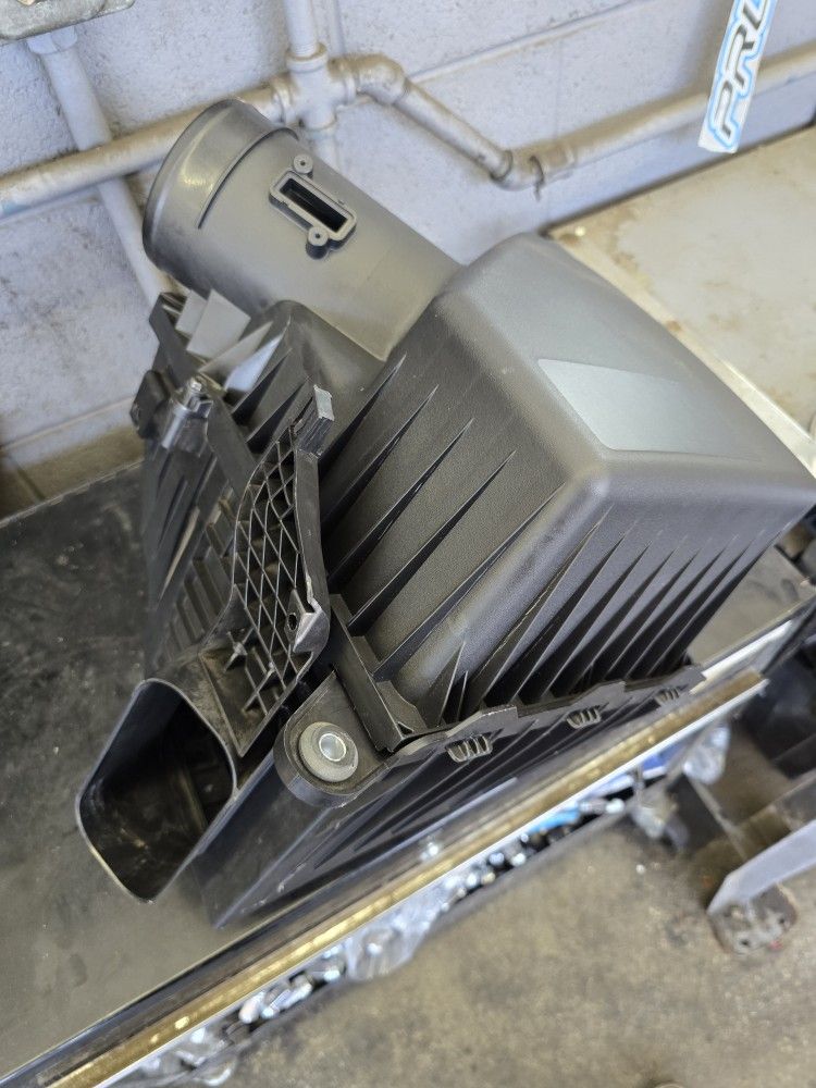 OEM GMC/Chevy Sierra Yukon Silverado Tahoe Suburban Air Box