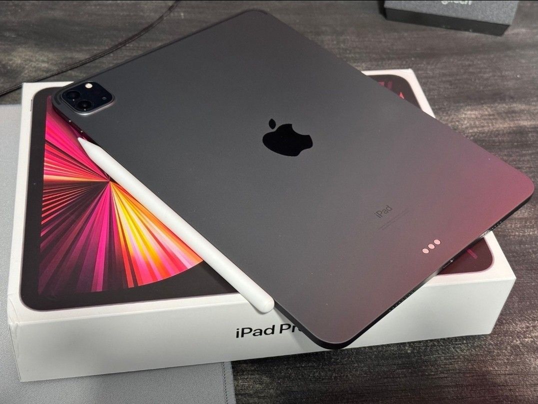 iPad Pro 11” M1 with Apple Pencil & Brydge Keyboard
