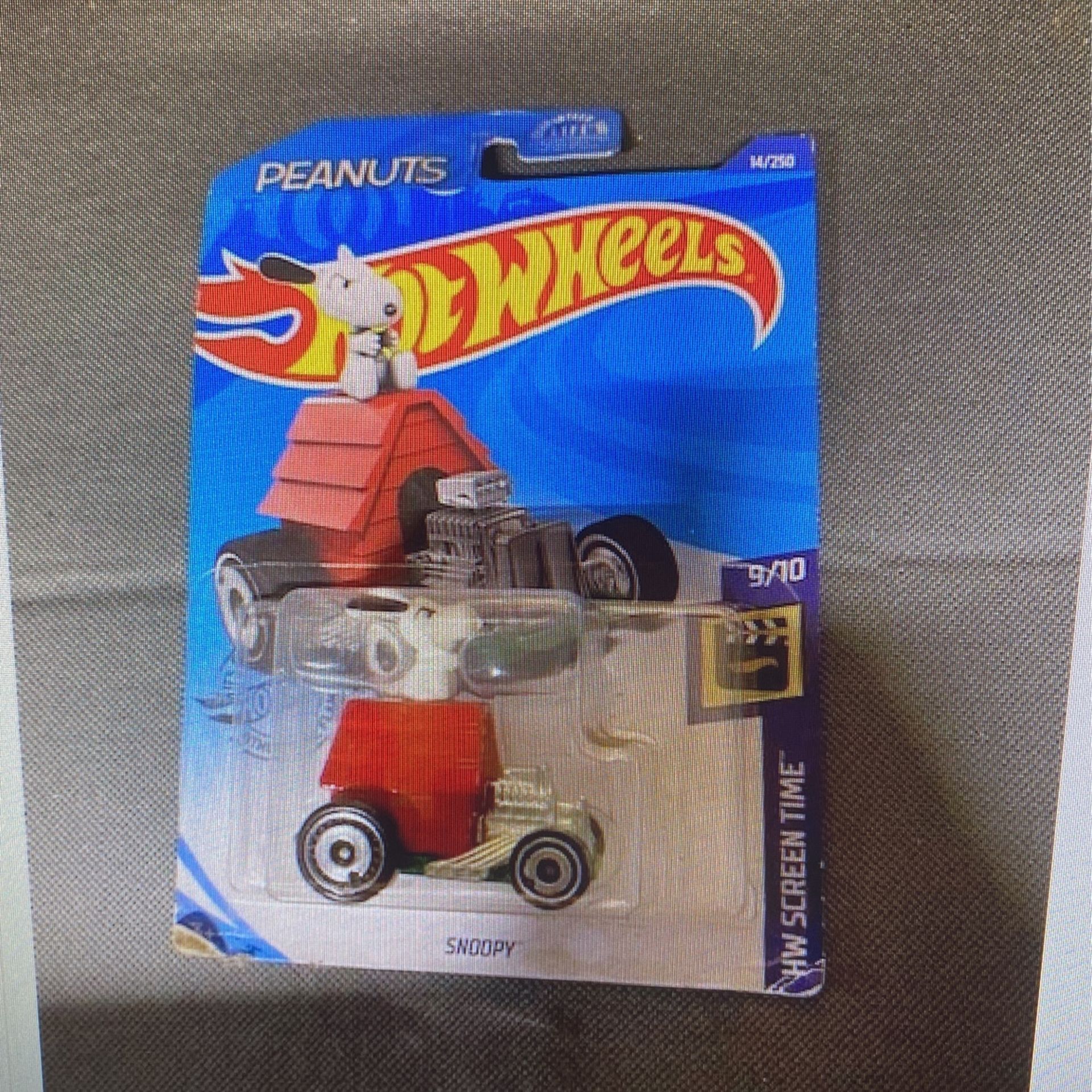 Hot Wheels Peanuts Snoopy Car