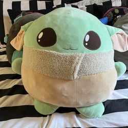 Giant Baby Yoda Swuishmallow