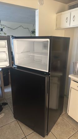 *OBO* Black hotpoint refrigerator new