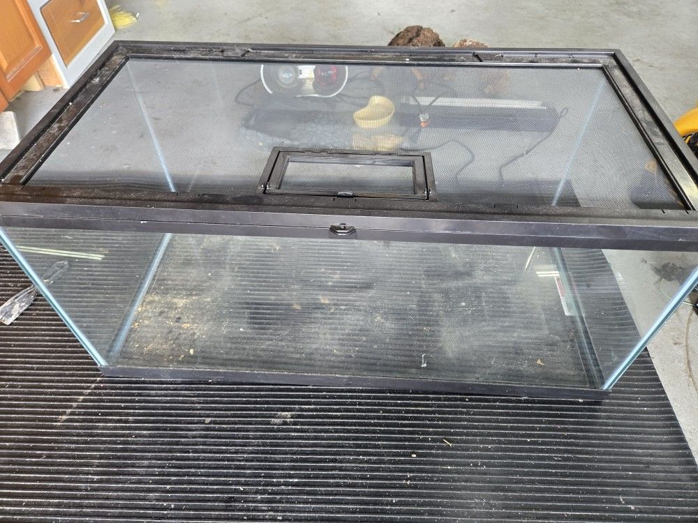 Reptile Tank/enclosure With Accessories