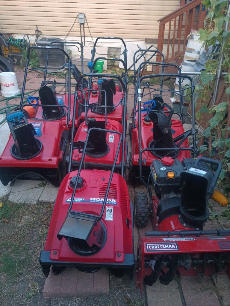 I GOT A LOT Of SNOW BLOWERS TORO CRAFTSMAN HONDA DIFFERENT PRICES