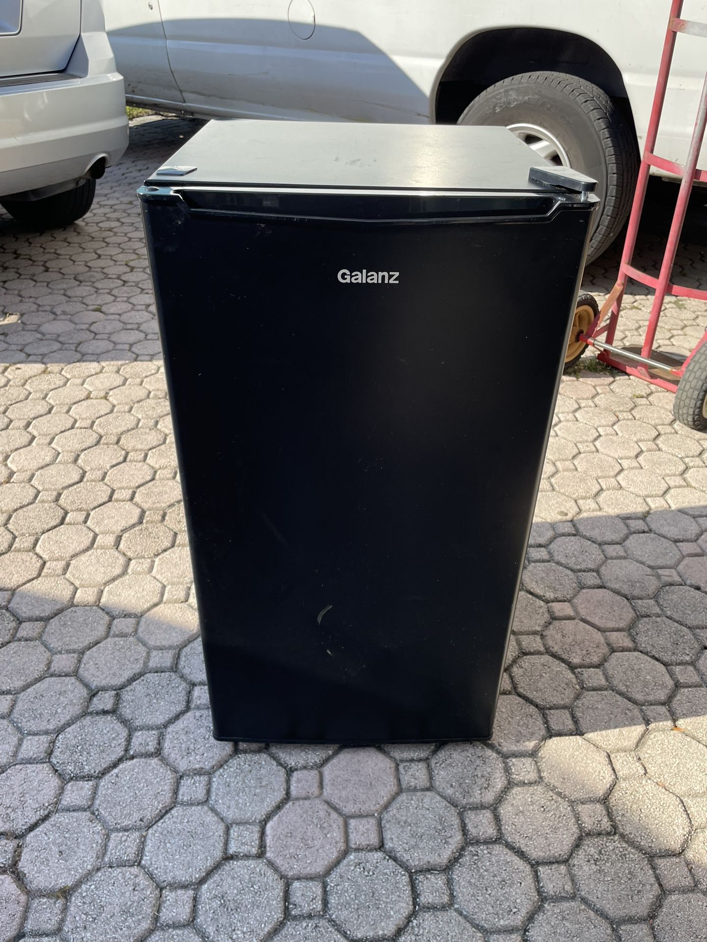 Galanz Mini Fridge 17”W X 19”D X 33”H In Good Condition $60 Firm On Price 