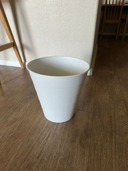 Trash can, white, 3 gallon