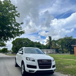 2015 AUDI Q7 LIKE NEW!