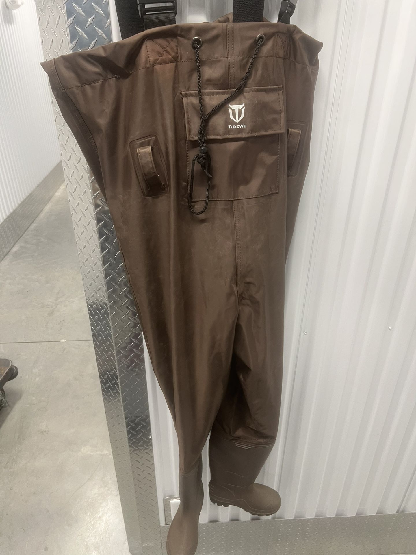 TIDEWE Bootfoot Chest Wader, 2-Ply Nylon/PVC Waterproof Fishing Hunting Waders size 5 boots. Onetime use in great condition however it’s missing the a