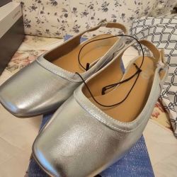 New womans size 7M silver slingback flats
