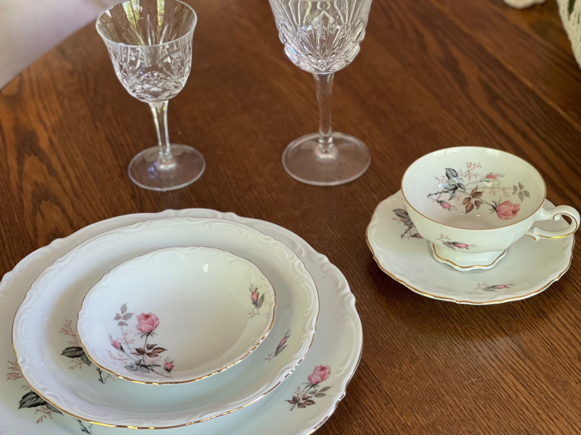 Dishes 8 Person Set With 5 Pieces Each