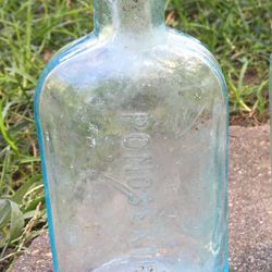 1850 Blue Ponds Extract bottle