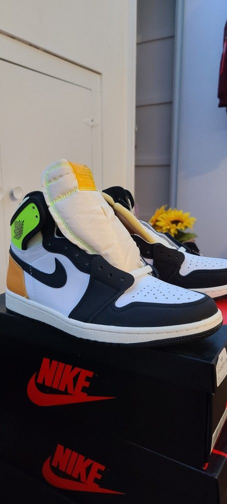 2021
Air Jordan 1 Retro High OG 'Volt Gold'