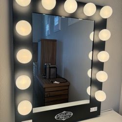 HOLLYWOOD VANITY MIRROR WITH LIGHTS: MAKEUP