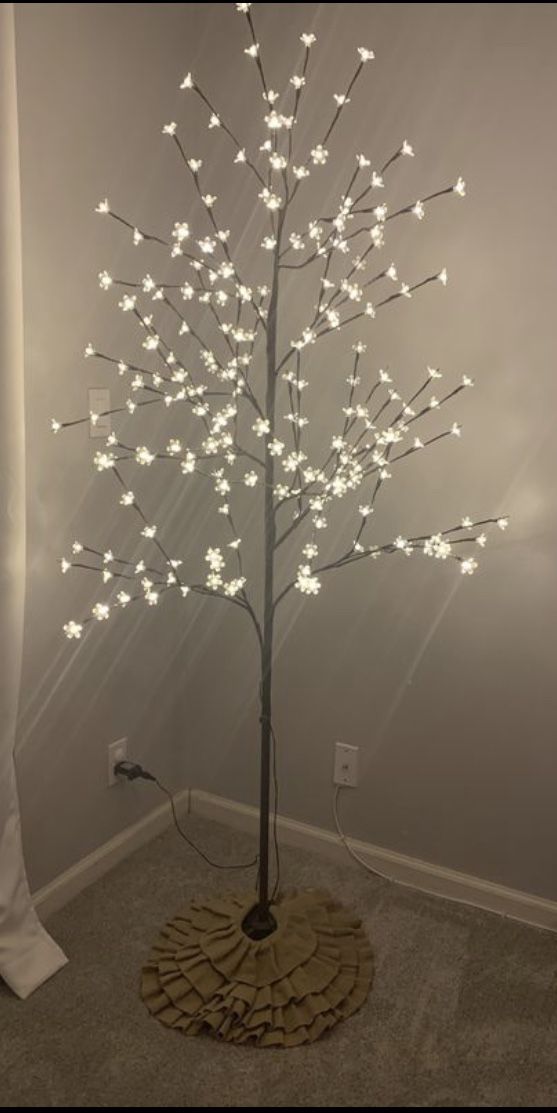 Pre lit decorative tree