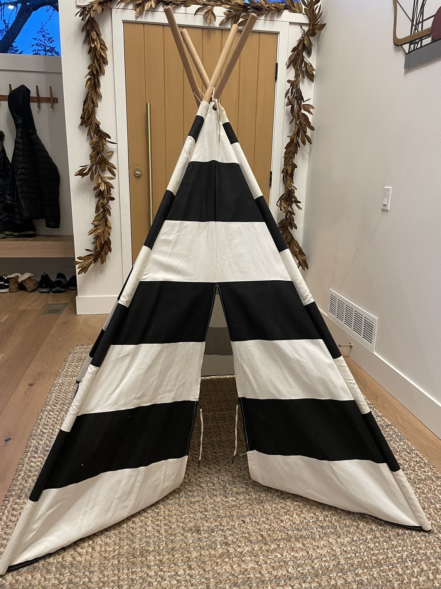 Kids play tent - Land of Nod