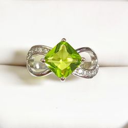 Sterling Silver 925 Peridot Ring Size 7.5 Weighs 2.82 Grams 