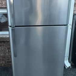 Frigidaire 30 Inch Wide Top Freezer Refrigerator with 18 cu. ft. Capacity (3 MONTHS WARRANTY)