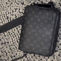 LOUIS VUITTON Messenger Shoulder Bag