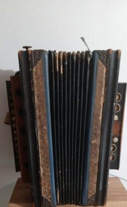 ANTIQUE - COLLECTIBLE ACCORDION 