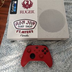 XBOX ONE S WHITE  WITH RED REMOTE