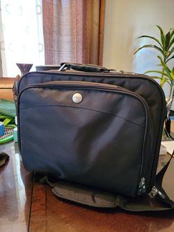 Dell laptop bag. Can fit up to 17 inch laptop