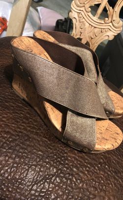 Woman’s wedges size 7