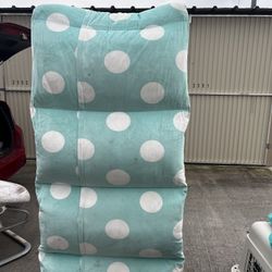 Xl Body Pillows 2 Colors Pink And Blue 20$ Each 