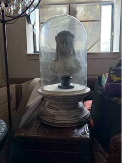 Free Cloche and statue