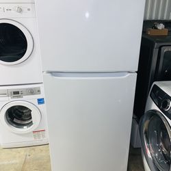 Frigidaire white refrigerator 30X66X25 in very perfect condition with a receipt for 60 days of warranty
