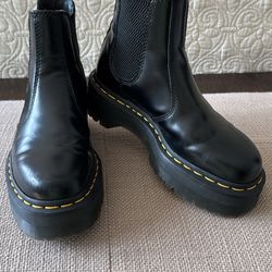 Pre owned  Dr Martens Unisex Chelsea Boot 6 L or 5 M Read description Ask for brand.