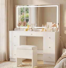Makeup vanity