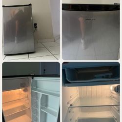 Refrigerator WHIRPOOL. Barely Used. 