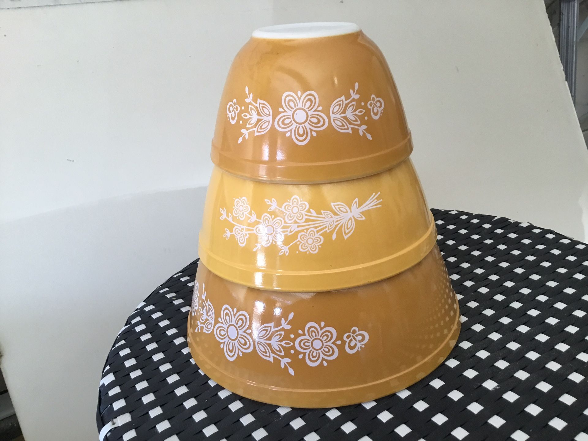 Pyrex Butterfly Gold Set of Nesting Mixing Bowls Excellent