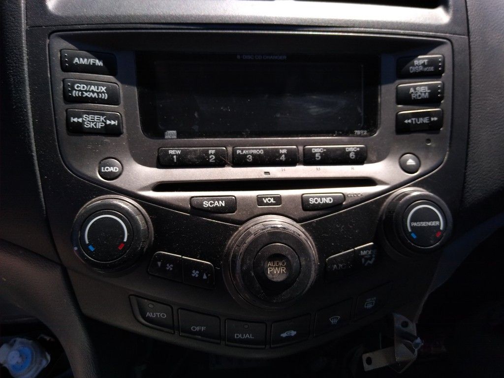 07 Honda Accord radio with climate control 6cd changer