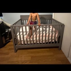 New convertible Crib W/ Mattress 