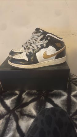 Jordan ones mid black and metallic gold