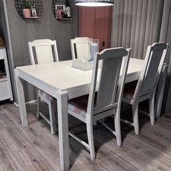 Kitchen table And Chairs 