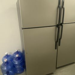 GE 18 Cu Ft Refrigerator – Clean, Works Perfect – Top Freezer 