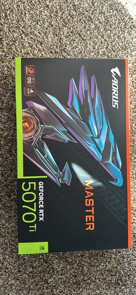 GIGABYTE - NVIDIA GeForce RTX 5070 Ti AORUS MASTER 16G GDDR7 PCI Express 5.0 Graphics Card - Black