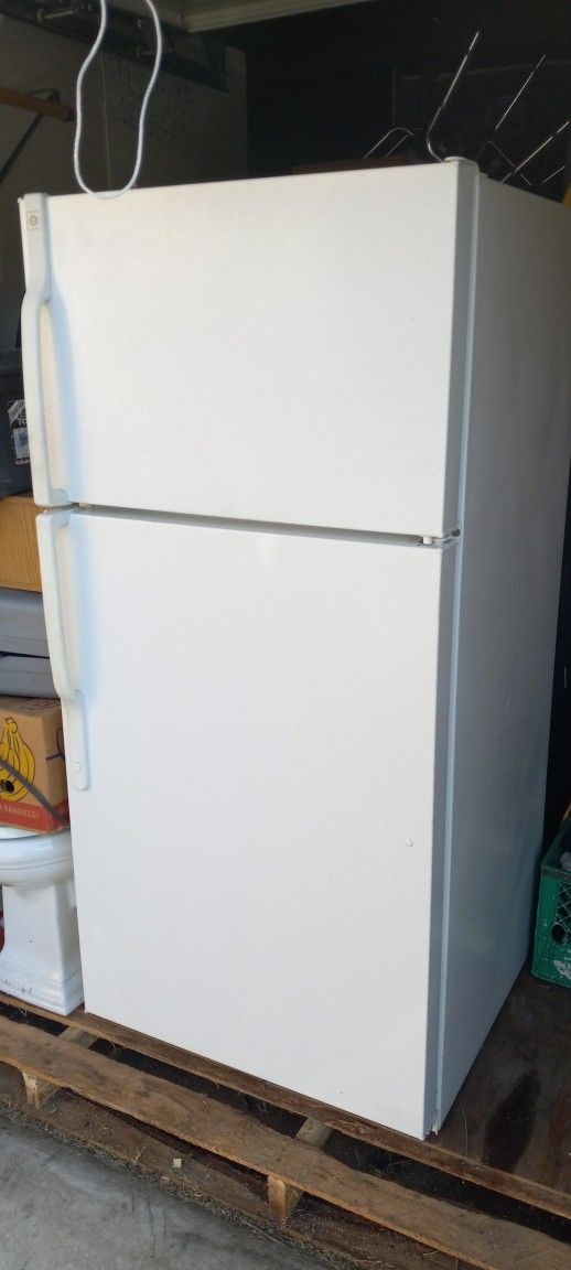 Used Hotpoint Apartment Size Refrigerator Works Good
