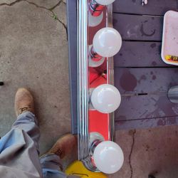 Bathroom Fixture With Light Bulbs Asking 10$