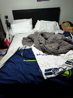 Queen bedframe w/drawers and book shelf