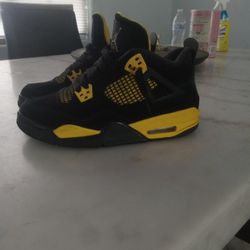 Air Jordan 4 Thunders