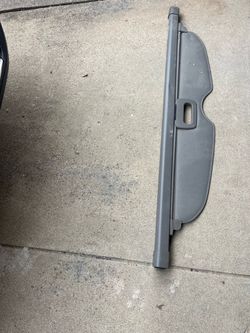 Retractable rear cargo cover