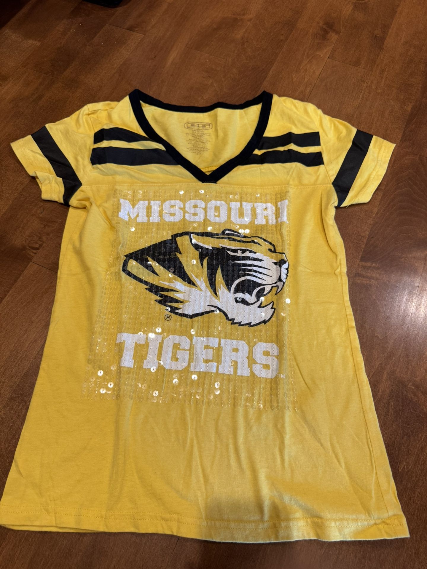 Woman’s MU Mizu sequin T-shirt size medium shipping available