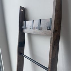 Bathroom towel hanger