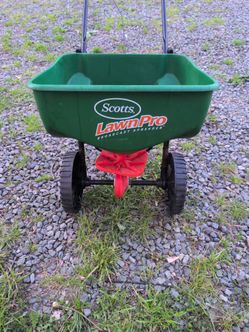 Scott's lawn pro broadcast spreader