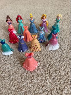Vintage Disney Princess Magic Clip  5 Dolls With 14 Snap-On/ clip on Dresses